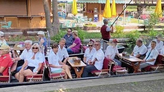 Die Rallye des Oldtimerclubs Kronach führte auch zu einer romantischen Kahnfahrt auf der Spree. Darauf freuten sich auch Gerhard Moser, Erster Vorsitzender, und Schriftführerin Uschi Beck (zweite Reihe, vorne von links) .  Foto: privat