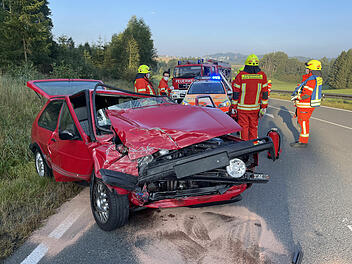 Rettungshubschrauber bei Helmbrechts im Einsatz: Auto und Kleinbus sto&szlig;en zusammen