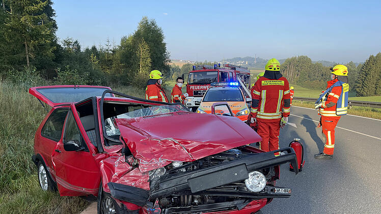 Rettungshubschrauber bei Helmbrechts im Einsatz: Auto und Kleinbus sto&szlig;en zusammen