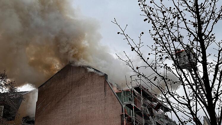 Dachstuhlbrand in Nürnberg: Massive Rauchentwicklung