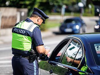 Grenzkontrolle auf A93: Fahrer (34) mit Springmesser und Schlagstock erwischt