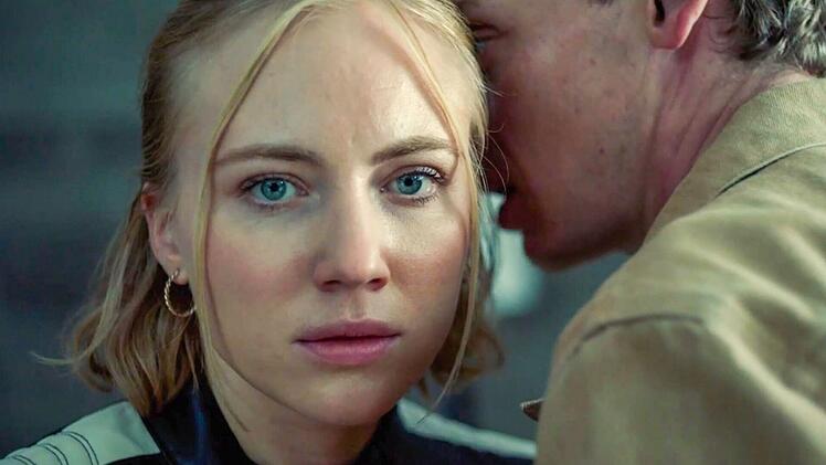 Wie weit geht Aga (Elisa Schlott), um an Informationen zu kommen?