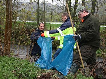 Einige Überraschungen gab es bei der Bachreinigungsaktion, an der sich wieder zahlreiche Stadtsteinacher Vereine beteiligten. Fotos: Sonja Adam
