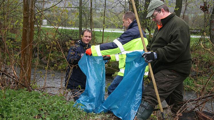 Einige Überraschungen gab es bei der Bachreinigungsaktion, an der sich wieder zahlreiche Stadtsteinacher Vereine beteiligten. Fotos: Sonja Adam
