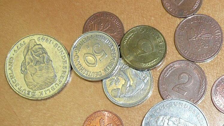 D-Mark-Münzen sind für Kinder heute schon fremd. Der Euro wurde 2002 als Zahlungsmittel eingeführt.