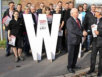 Eitel Sonnenschein zwischen Jürgen Apfel, 1. Bevollmächtigte der IG Metall Coburg (vorne rechts), und dem Unternehmer Thomas Kaeser? Ganz so harmonisch wird es wohl bei den Tarifverhandlungen nicht zugehen. Zumindest aber versicherten beide beim Auftakt der IG-Metall-Aktionswoche vor den Vertrauensleuten und Betriebsräten der Firma Kaeser, dass sie sich aufeinander zubewegen wollen. Foto: Helke Renner