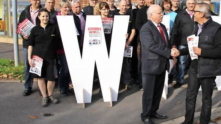 Eitel Sonnenschein zwischen Jürgen Apfel, 1. Bevollmächtigte der IG Metall Coburg (vorne rechts), und dem Unternehmer Thomas Kaeser? Ganz so harmonisch wird es wohl bei den Tarifverhandlungen nicht zugehen. Zumindest aber versicherten beide beim Auftakt der IG-Metall-Aktionswoche vor den Vertrauensleuten und Betriebsräten der Firma Kaeser, dass sie sich aufeinander zubewegen wollen. Foto: Helke Renner