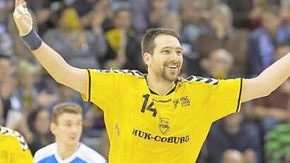 Ein strahlender Jiri Vittek mit der Nummer 14 in der HUK-Coburg-Arena nach einem Torerfolg für den HSC 2000 Coburg.