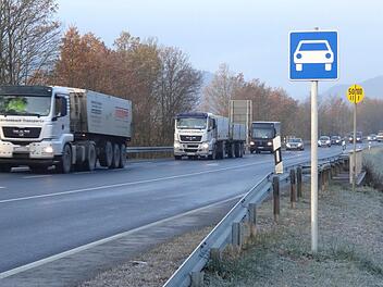 Die Bundesstraße 279 ist im Bereich der Stadt Bischofsheim als Kraftfahrstraße ausgewiesen. Ein Antrag des Bürgermeisters auf Aufhebung wurde abgelehnt. Foto: Eckert