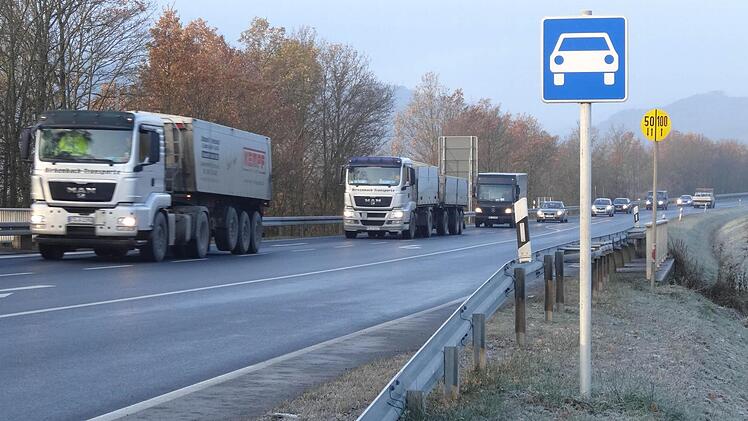 Die Bundesstraße 279 ist im Bereich der Stadt Bischofsheim als Kraftfahrstraße ausgewiesen. Ein Antrag des Bürgermeisters auf Aufhebung wurde abgelehnt. Foto: Eckert