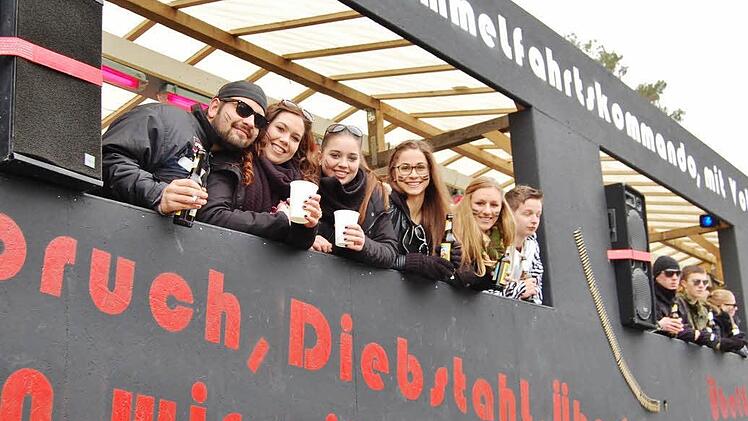 Rosenmontagszug in Stangenroth. Foto: Sigismund von Dobschütz