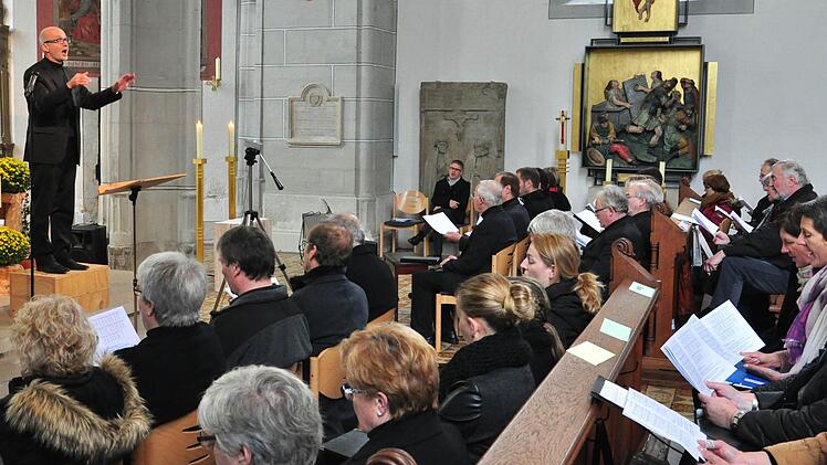Regionalkantor Rainer Aberle (links) dirigierte beim Regionalkirchenmusiktag in der Ritterkapelle Haßfurt nicht nur den Gemeinschaftschor aus rund 350 Sängern beim festlichen Gottesdienst am Vormittag. Er leitete auch das offene Singen am Nachmittag. Foto: Ulrike Langer