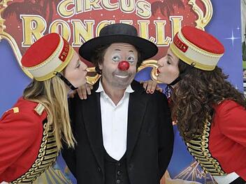Lachen ist gesund: So schmunzelt man auch beim Circus Roncalli über die Plakat-Panne. - Als jonglierender Komiker möchte Sergej Maslennikov das Bamberger Publikum ab 5. November verzaubern. Fotos: Circus Roncalli