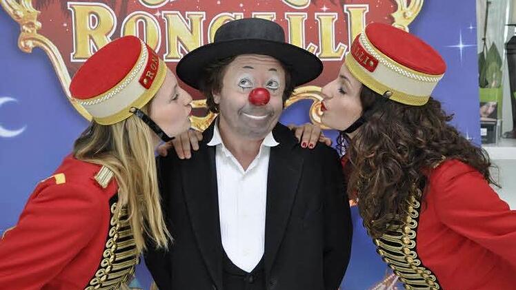 Lachen ist gesund: So schmunzelt man auch beim Circus Roncalli über die Plakat-Panne. - Als jonglierender Komiker möchte Sergej Maslennikov das Bamberger Publikum ab 5. November verzaubern. Fotos: Circus Roncalli