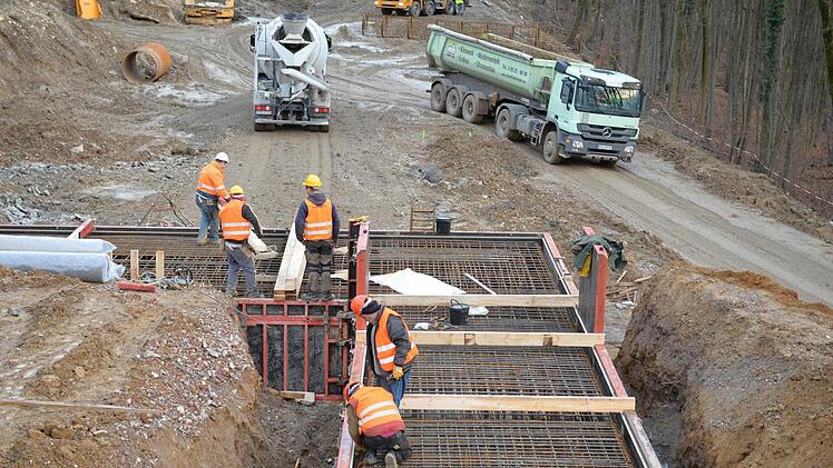 Bis September 2016 dauert der Wiederaufbau der Autobahnbrücke. Foto: Ronald Rinklef
