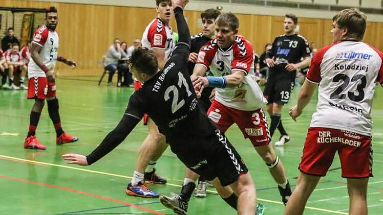 Margots Valkovskis (Nummer 3) schubste seine Mannschaft in Kitzingen sanft in Richtung Sieg. Bei der Rückkehr des Trainers auf das Handballparkett gewann der HSC Bad Neustadt beim Vorletzten TSV Rödelsee (am Ball Jannik Renz) knapp mit 26:24.  Foto: Hans Will