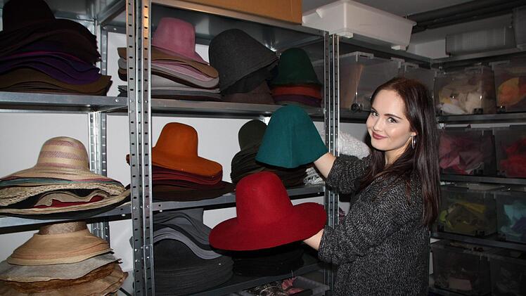 Die "Rohlinge" aus Wollfilz oder Stroh kauft die Hutmacherin ein. Foto: Ulrike Müller