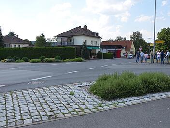 Beim Ortstermin an der Eisfelder Straße überzeugte sich der Verkehrssenat von der Möglichkeit, dort einen Minikreisel zu erproben.Rainer Lutz