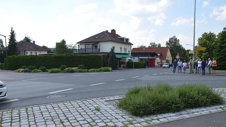 Beim Ortstermin an der Eisfelder Straße überzeugte sich der Verkehrssenat von der Möglichkeit, dort einen Minikreisel zu erproben.Rainer Lutz