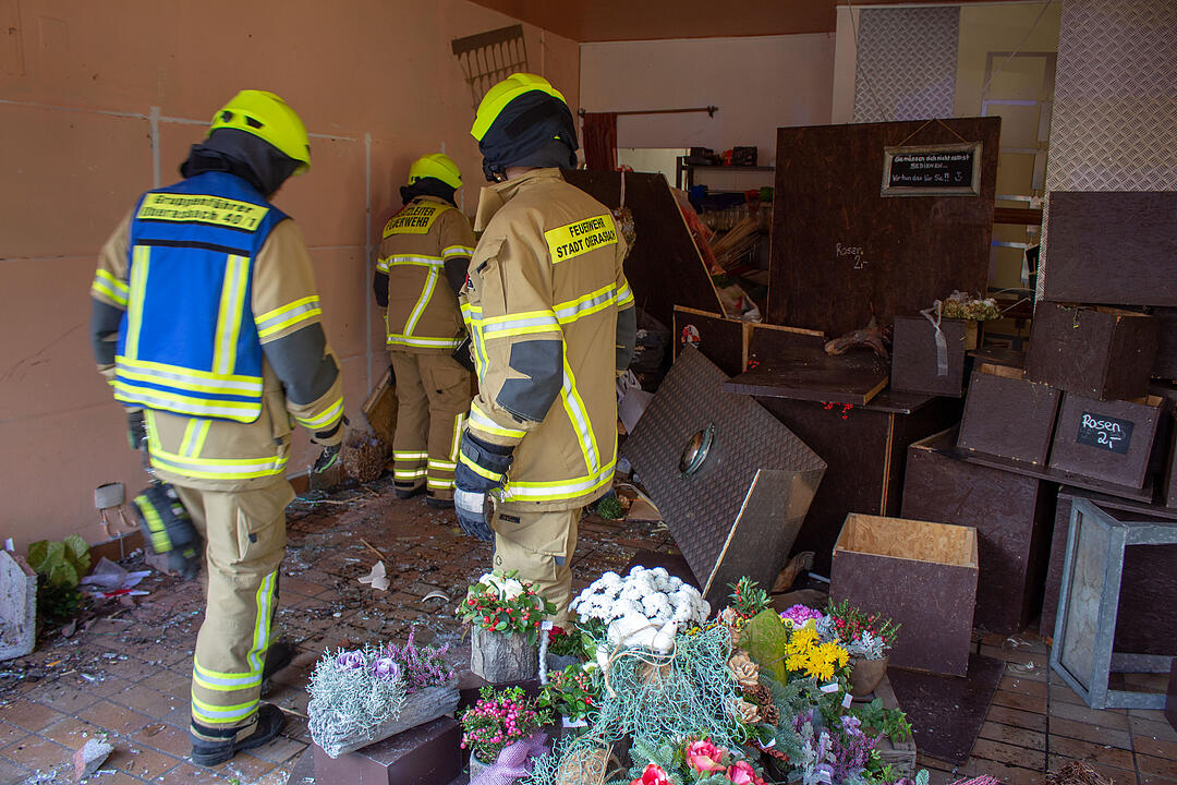 Kreis Fürth: 80-Jährige kracht mit Auto durch Schaufenster eines Blumenladens