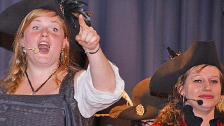 Auktionatorin Regina Huber (links) lief bei der Versteigerung der Räte zu Höchstform auf. Foto: Sabine Weinbeer
