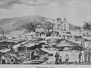 Neustadt im Jahre 1839 nach dem Brand (Bleistiftskizze des Zeichenlehrers Rau in Lind, gemalt von Professor Max Derra, fotografiert von Pfarrer Albert Greiner) Repro: Dieter Seyfarth