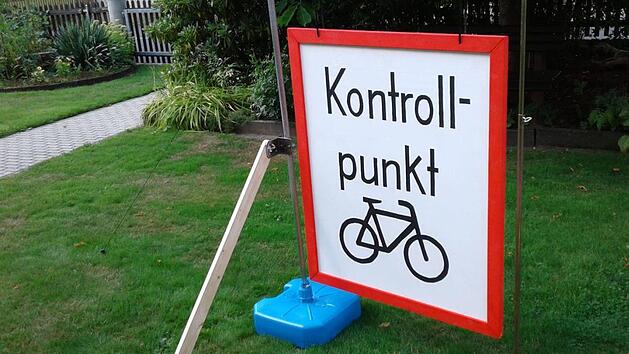 Ein neues Hinweisschild f&uuml;r den Kontrollpunkt in Br&uuml;ckenauer Staatsbad, wo sich Mountainbiker und Rennradfahrer beim Hessisch-Bayerischen Radvierer am Sonntag, 1. September st&auml;rken k&ouml;nnen.  Petra Heurich