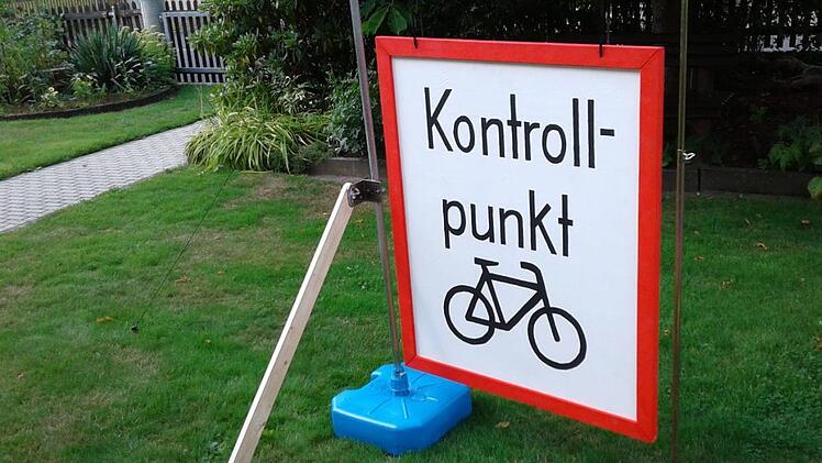 Ein neues Hinweisschild für den Kontrollpunkt in Brückenauer Staatsbad, wo sich Mountainbiker und Rennradfahrer beim Hessisch-Bayerischen Radvierer am Sonntag, 1. September stärken können.  Petra Heurich