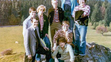 Das Bild zeigt Ludwig Schick (unten links) 1981 bei einem Ausflug auf die Milseburg in der Rhön. In diesem Jahr begann seine Laufbahn als Dozent für Kirchenrecht an der Theologischen Fakultät Fulda und am Katholischen Seminar an der Philipps-Universität in Marburg.