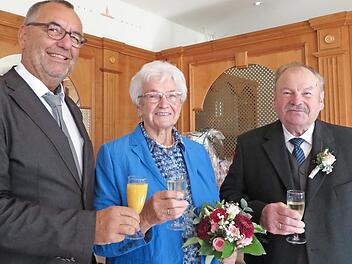 Zur Diamanthochzeit gratulierte auch Bad Staffelsteins Bürgermeister Jürgen Kohmann (links) dem Jubelpaar Kunigunda und Georg Heidenreich. Foto: Monika Schütz