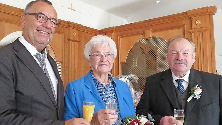 Zur Diamanthochzeit gratulierte auch Bad Staffelsteins Bürgermeister Jürgen Kohmann (links) dem Jubelpaar Kunigunda und Georg Heidenreich. Foto: Monika Schütz