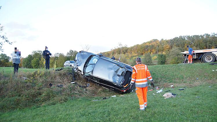 Auto landet auf Dach: Bei Hennenbach im Kreis Ansbach ist es am Samstag zu einem schweren Unfall gekommen.