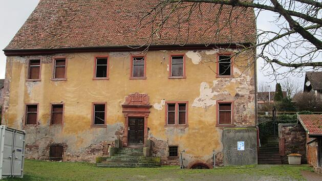 Der Zahn der Zeit hat dem Kihns-Haus, einem ehemaligen Amtshaus, arg zugesetzt. Für den Barockbau und sein Umfeld liegen jetzt passable Entwürfe auf. Vor der "Wiederbelebung" des denkmalgeschützten Gebäudes steht jedoch die Kostenfrage.  Fotos: Winfried Ehling