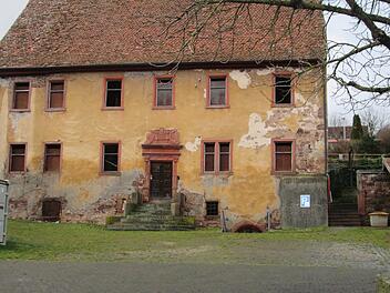 Der Zahn der Zeit hat dem Kihns-Haus, einem ehemaligen Amtshaus, arg zugesetzt. Für den Barockbau und sein Umfeld liegen jetzt passable Entwürfe auf. Vor der "Wiederbelebung" des denkmalgeschützten Gebäudes steht jedoch die Kostenfrage.  Fotos: Winfried Ehling