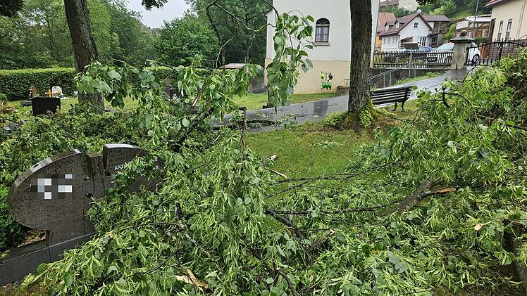 Marktrodach von Unwetter gebeutelt - verwüstete Friedhöfe, umgestürzte Bäume, geschlossenes Freibad