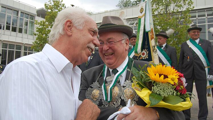 Fotografen-Urgestein Klaus Wöhner gratuliert dem neuen Schützenkönig.