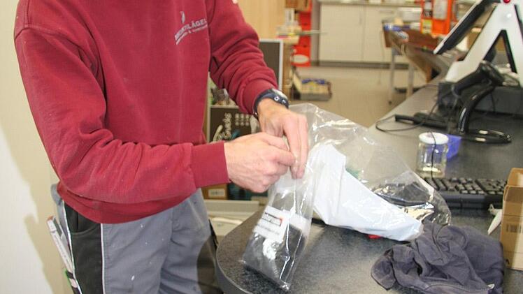 Bernd Zeitz von der Schreinerei Bodenschlägel arbeitet an der Theke.