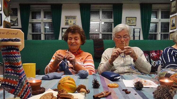 Im Sommer sind Elfriede Sachs und Ilse Hofmann Stammgäste im Freibad. Im Winter beim Strickabend im Heimatmuseum. Da motivieren sich die beiden Damen gegenseitig.
