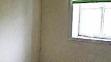 Die Kälte dringt durch die einfachen, gesprungenen Scheiben.