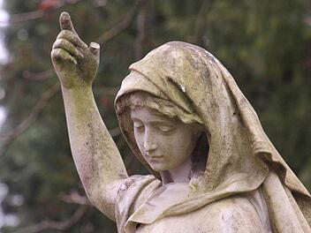 Grabfigur auf dem Coburger Friedhof. Foto: Simone Bastian