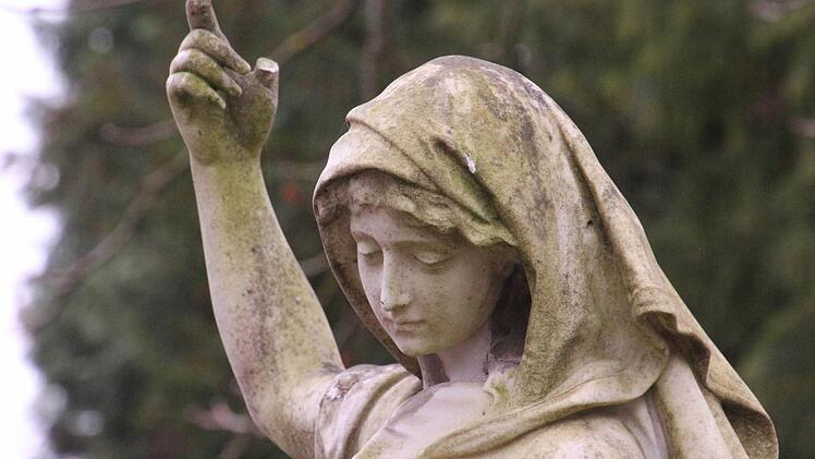 Grabfigur auf dem Coburger Friedhof. Foto: Simone Bastian