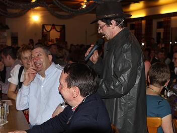 Matthias Hermann (r.) setzte als Meinungsforscher dem Schlusspunkt beim Starkbierfest.  Foto: Michael Wunder
