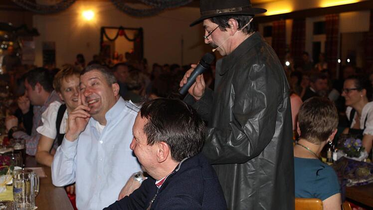 Matthias Hermann (r.) setzte als Meinungsforscher dem Schlusspunkt beim Starkbierfest.  Foto: Michael Wunder