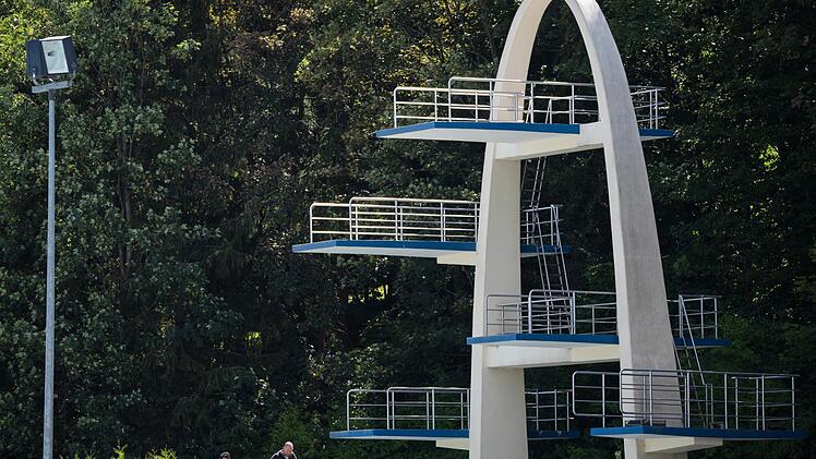 Der alte Zehn-Meter-Turm: Die Anlage war marode und wurde im März gesprengt. Foto: Archiv