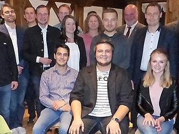 Nach der Neuwahl stellte sich der Kreisvorstand zusammen mit den Ehrengästen und ausgeschiedenen Verantwortlichen der Kamera. Vorne sitzend, von links, die drei neuen Kreisvorsitzenden Tim Hennemann, Jonas Gleich und Sabrina Nützel. Foto: Klaus-Peter Wulf
