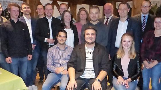 Nach der Neuwahl stellte sich der Kreisvorstand zusammen mit den Ehrengästen und ausgeschiedenen Verantwortlichen der Kamera. Vorne sitzend, von links, die drei neuen Kreisvorsitzenden Tim Hennemann, Jonas Gleich und Sabrina Nützel. Foto: Klaus-Peter Wulf