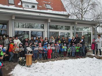 Mit Liedern und Instrumenten feierte der Kindergarten St. Peter und Paul die offizielle Einweihung seines neuen Außenspielgeländes. Winfried Ehling