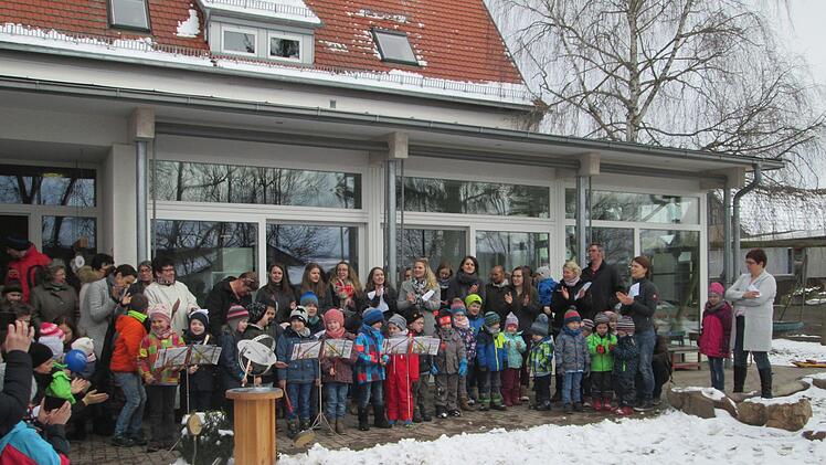 Mit Liedern und Instrumenten feierte der Kindergarten St. Peter und Paul die offizielle Einweihung seines neuen Außenspielgeländes. Winfried Ehling