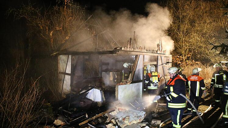 Der Brand einer Holzhütte bei der zu Kulmbach gehörenden Einzel Wehrhaus war nur einer der Einsätze, zu dem am Wochenende die Feuerwehr ausrücken musste. Hat die Polizei nun die Täter gefasst?Foto: News5/Fricke