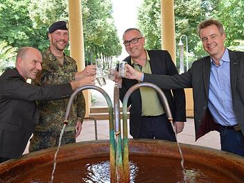 Auf gute Zusammenarbeit stoßen in Bad Bocklets Brunnenbau mit Heilwasser an (von links) Rhön GmbH-Geschäftsführer Thorn Plöger, der Hammelburger Kommandeur Simon Leidner, Bürgermeister Andreas Sandwall und Kurdirektor Thomas Beck.  Foto: Isolde Krapf